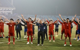 Màn ăn mừng vỡ òa của thầy trò HLV Park Hang-seo sau khi đánh bại tuyển Indonesia