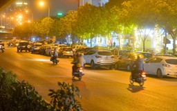 Hàng trăm ô tô ngang nhiên đỗ hàng 3, hàng 4 dưới lòng đường Hà Nội