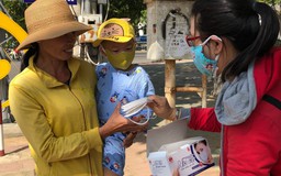 Phòng viêm phổi Vũ Hán, nhiều người phát khẩu trang miễn phí ngoài đường