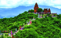 Hàng ngàn du khách và người dân tham dự lễ hội Katê, Ninh Thuận