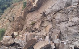 Sạt lở đất đá trên tuyến đường ven biển Ninh Thuận