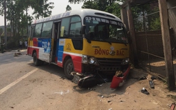 Xe buýt va chạm 2 xe máy, 2 người chết, 3 người bị thương