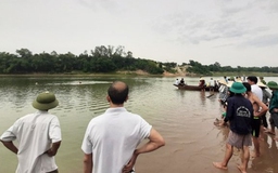 Nghệ An huy động hàng trăm người tìm kiếm 3 học sinh mất tích trên sông Lam