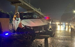 TP.HCM: Ô tô do nữ tài xế lái bị nát bươm vì tông dãy phân cách trên xa lộ