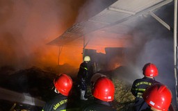 TP.HCM: Xưởng gỗ ở Thủ Đức cháy dữ dội, nhiều tài sản bị thiêu rụi