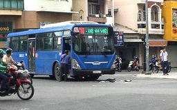 TP.HCM: Va chạm giao thông, người đàn ông thoát chết bò ra từ gầm xe buýt