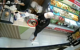 TP.HCM: Người phụ nữ làm 'ảo thuật', lấy trộm điện thoại tại cửa hàng trái cây cực gắt