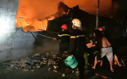 TP.HCM: Cháy lớn tại Q.12, cả trăm cảnh sát được huy động dập lửa
