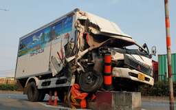 TP.HCM: Tai nạn liên hoàn trên QL1, xe tải lao vào nhà dân