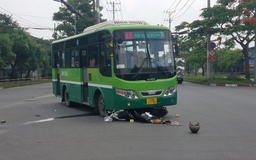 TP.HCM: Xe buýt cuốn xe máy vào gầm sau va chạm trong khu công nghiệp