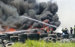 TP.HCM: Xưởng tái chế lốp xe rộng cả nghìn mét vuông ở Q.12 cháy lớn nhiều giờ
