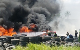 TP.HCM: Bãi chứa lốp xe phế liệu Q.12 cháy lớn nhiều giờ do bất cẩn đốt rác