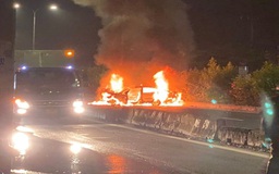 TP.HCM: Va chạm giao thông, ô tô bốc cháy, 2 người tử vong