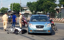 Tai nạn ở TP.HCM: Xe máy tông móp hông ô tô, 1 người bị thương nặng