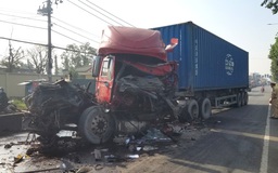 TP.HCM: Tai nạn xe đầu kéo trên QL22, tài xế kẹt cứng trong cabin