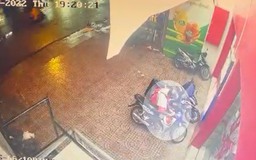 TP.HCM: Kẻ trộm mặc áo mưa, bẻ khóa lấy xe máy nhân viên siêu thị trong 37 giây