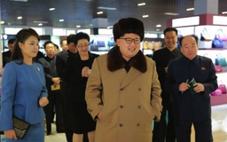 Lãnh đạo Kim Jong-un ‘vi hành’ cùng vợ và em gái