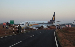 Ấn Độ: Máy bay trượt khỏi đường băng, 15 người bị thương