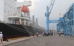 Tàu tải trọng hơn 30.000 tấn cập cảng Gò Dầu