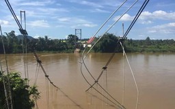 Cầu treo Tà Lài bị sập, bốn người rơi xuống sông