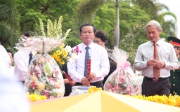 Đại tướng Đỗ Bá Tỵ viếng nghĩa trang liệt sĩ, thăm gia đình chính sách