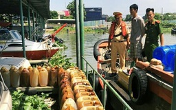 Bắt thuyền vận chuyển 1.600 lít dầu không rõ nguồn gốc trên sông Đồng Nai