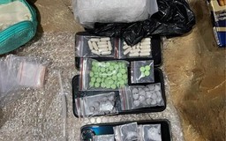Bắt 2 nghi can tàng trữ 1 kg ma túy đá, hàng trăm viên thuốc lắc