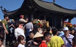 Hơn 140.000 người hành hương Yên Tử, đường lên chùa Đồng tắc nghẽn