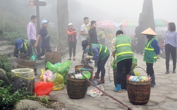 Nhọc nhằn nghề gánh rác trên đỉnh thiêng Yên Tử