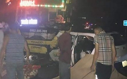 Taxi đấu đầu xe khách trong đêm, 3 người chết, 2 người bị thương