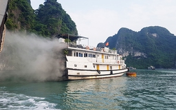 Tàu du lịch đang neo đậu trên vịnh Hạ Long bất ngờ bốc cháy