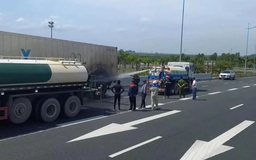 Quảng Ninh: Xe container cháy trên cao tốc, may mắn gặp xe bồn chở nước phía sau