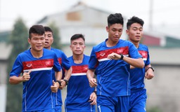 HLV Hoàng Anh Tuấn 'nhăn mặt' vì hot boy U.20 Việt Nam đau chân