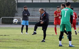Thầy Park mặc kín mít, đội U.23 Việt Nam uống trà gừng chống rét tại Kyrgyzstan
