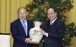 Chủ tịch nước Nguyễn Xuân Phúc tiếp và tặng quà HLV Park Hang-seo