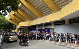 Đại chiến Hà Nội FC - HAGL: Khán giả đội nắng, nhịn đói xếp hàng mua vé