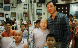 Hoàng Xuân Vinh thăm trẻ em ung thư ở Viện huyết học Trung ương
