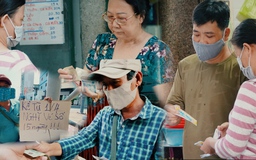 Vé số ngày cuối ngừng bán chống Covid-19: Ấm áp người Sài Gòn chung tay mua giúp người
