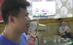 Người Sài Gòn hào hứng đi hát karaoke khi dịch vụ này mở cửa trở lại