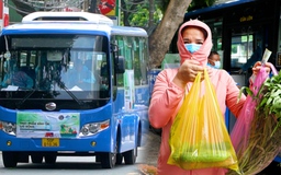 Xe buýt Sài Gòn dẹp bớt ghế chở rau củ đến tận chỗ ở, bà con khỏi đi xa