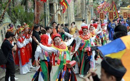 Xem múa 'Con đĩ đánh bồng' ở hội làng Triều Khúc