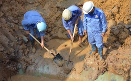 Chưa khắc phục xong sự cố vỡ đường ống nước sạch sông Đà