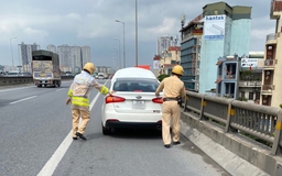 Cảnh sát giao thông giải cứu hàng chục xe bị nạn trên đường Vành đai 3