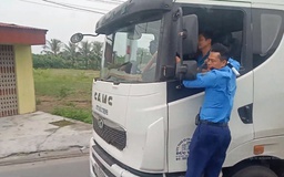 Thanh tra giao thông Hải Phòng 'đánh đu' trên xe quá tải trốn trạm cân gần 3 km