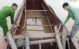 Nam Định: Lái thuyền chống người thi hành công vụ, đẩy ngã 3 CSGT xuống sông