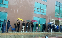 Đội mưa mua vé xem U.23 Việt Nam 'duyệt binh' trước SEA Games 31