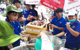 Rằm tháng giêng, thanh niên tình nguyện phát thức ăn miễn phí cho khách viếng chùa
