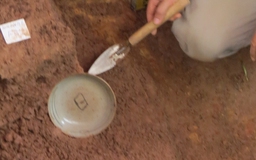 Phát hiện thêm đĩa sứ tại hố đào tìm lăng mộ Quang Trung