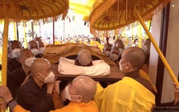 Lễ nhập Kim quan Thiền sư Thích Nhất Hạnh: Hàng ngàn tăng ni, Phật tử đến cầu nguyện