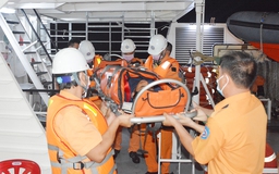 Tàu SAR 413 xuyên đêm cứu nạn khẩn cấp ngư dân bị tai biến trên biển